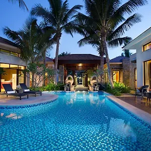 Grand Metropark Yalong Bay - Shuttle And Singer Performance ***** Sanya